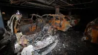 Mobil listrik terbakar di parkiran basement di Korea Selatan.