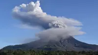 Gunung Sinabung mengeluarkan erupsi asap tebal ke udara di Karo, Sumatera Utara, Minggu, (23/8/2020). Untuk kesekian kalinnya Gunung Sinabung kembali erupsi dengan menyemburkan abu vulkanis ke udara hingga radius 2 kilometer. (ANTO SEMBIRING / AFP)