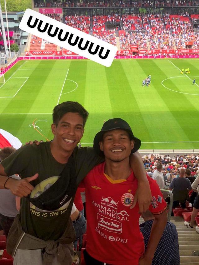 Bagus Kahfi mengenakan jersey Persija Jakarta saat menonton FC Utrecht.