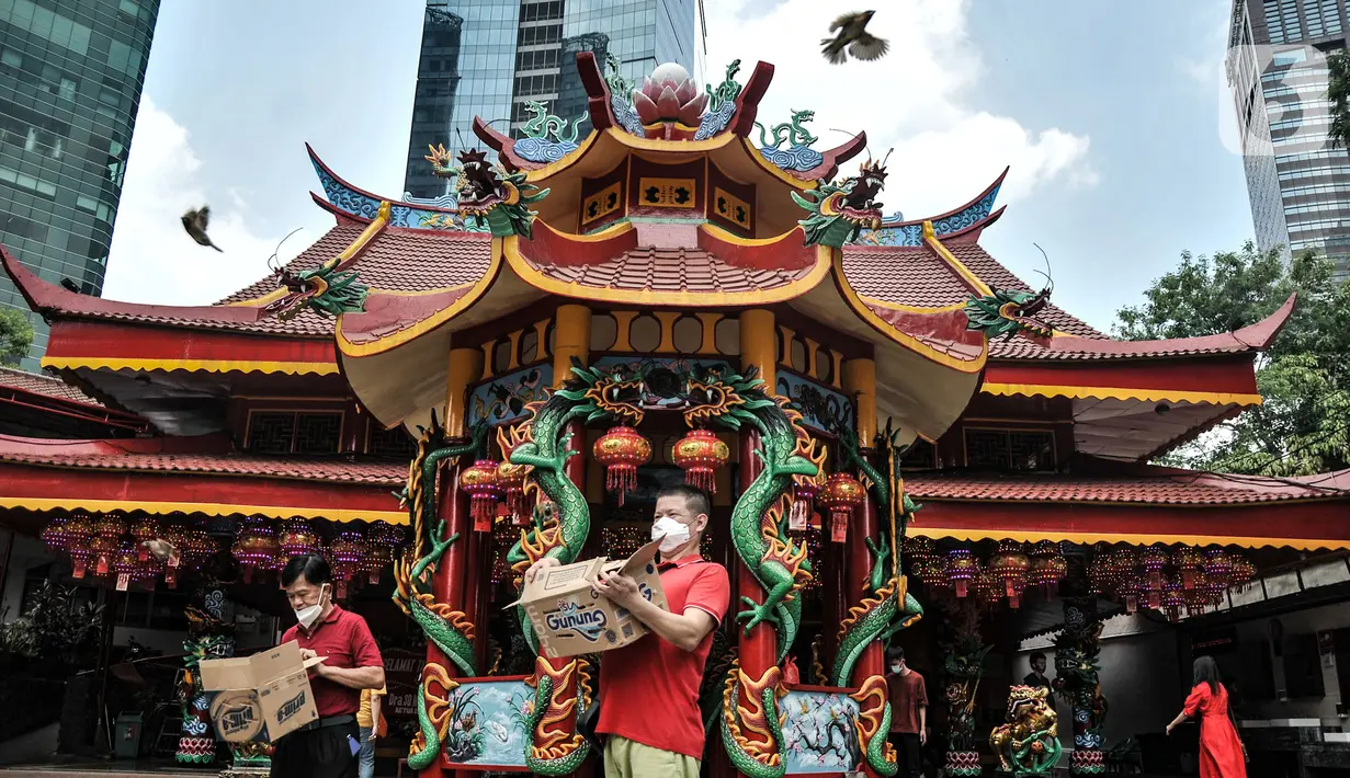 Warga keturunan Tionghoa melepas burung usai sembahyang Tahun Baru Imlek 2573 Kongzili di Vihara Amurva Bhumi, Jakarta, Selasa (1/2/2022). Pengurus membatasi 50 persen pengunjung dari kapasitas normal dalam kegiatan sembahyang Imlek guna mencegah penularan Covid-19. (merdeka.com/Iqbal S Nugroho)