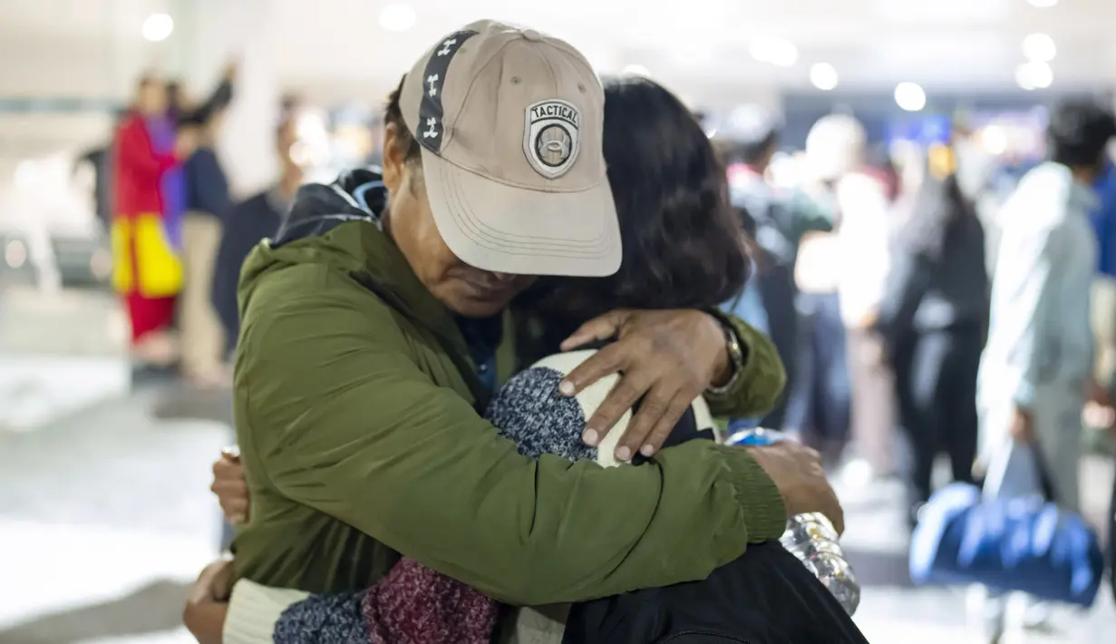 Lebih dari 200 warga negara Nepal yang dievakuasi oleh pemerintah telah kembali ke negara mereka pada hari Jumat (13/10). (AP Photo/Niranjan Shrestha)