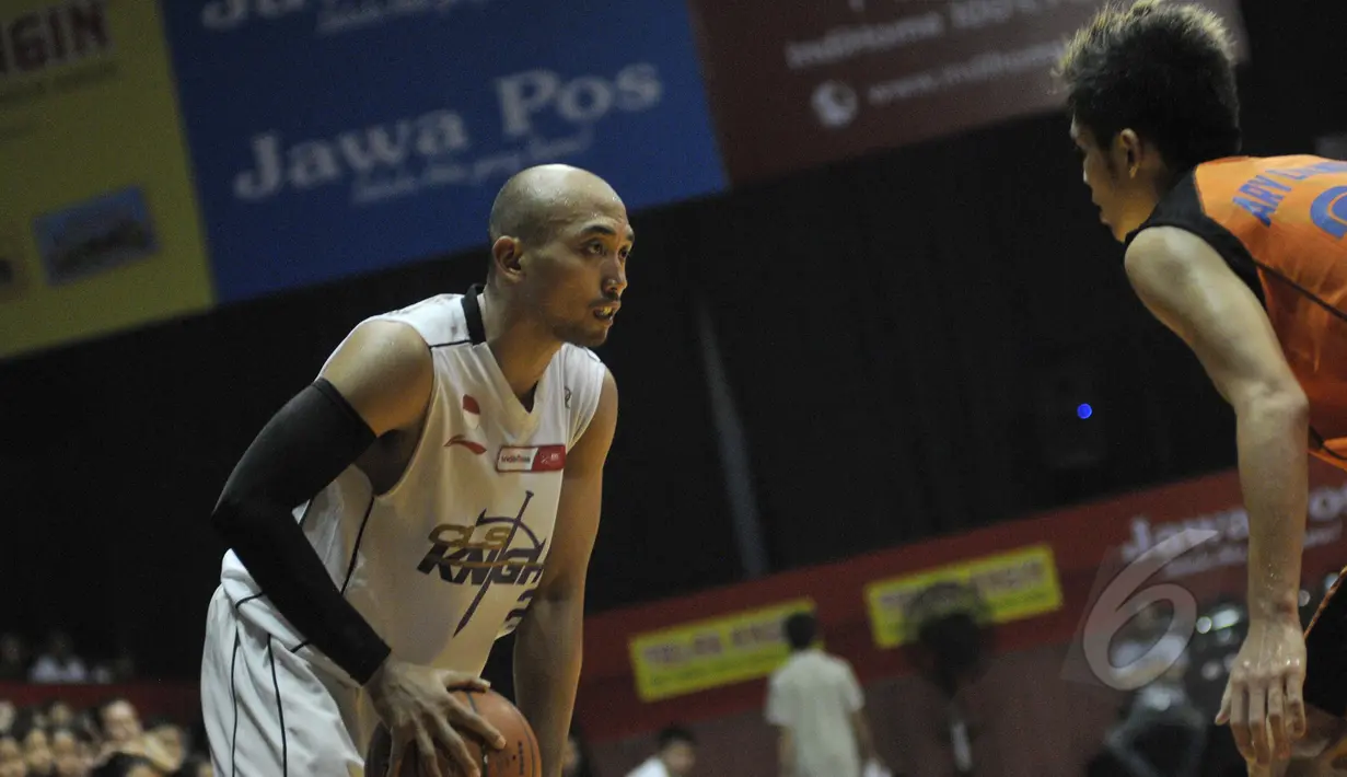 Pemain CLS Knights, Bima Riski Ardiansyah mencoba melewati hadangan pemain Pelita Jaya Energi-MP Jakarta pada laga NBL Championship 2015 di Jakarta, Senin (4/5). Pelita Jaya Energi-MP Jakarta unggul 55-54 atas CLS Knights. (Liputan6.com/Herman Zakharia) 