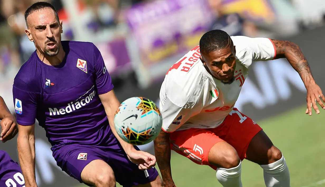 Gelandang Fiorentina, Franck Ribery, berebut bola dengan gelandang Juventus, Douglas Costa, pada laga Serie A di Stadion Artemio Franchi, Florence, Sabtu (14/9). Kedua klub bermain imbang 0-0. (AFP/Vincenzo Pinto)