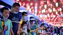 Sejumlah anak mencoba memanah dalam acara perayaan Festival Pertengahan Musim Gugur di Museum Hainan, Haikou, ibu kota Provinsi Hainan, China selatan (1/10/2020). (Xinhua/Guo Cheng)
