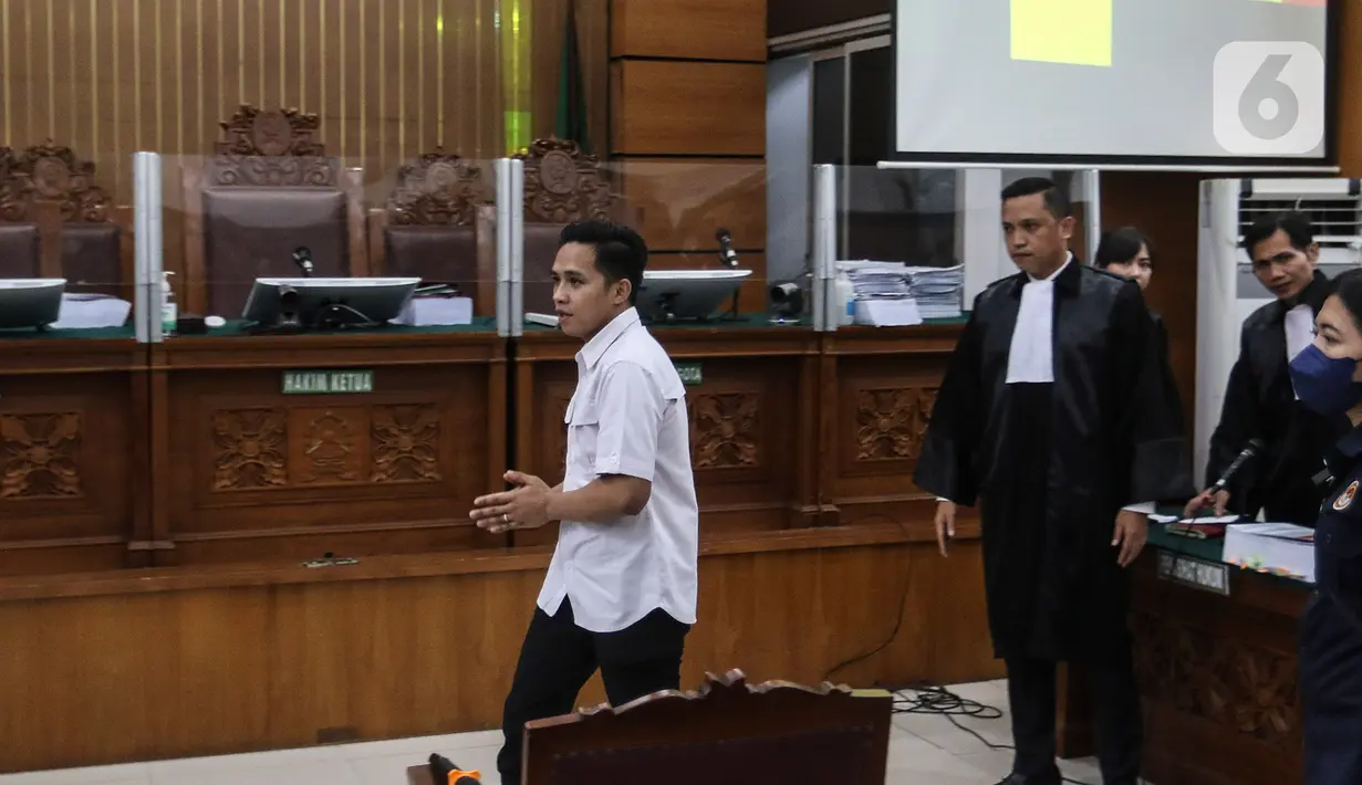 Richard Eliezer Pudihang Lumiu usai menjalani sidang dengan agenda pembacaan tuntutan oleh Jaksa Penuntut Umum dalam kasus pembunuhan Brigadir Yosua Hutabarat di Pengadilan Negeri Jakarta Selatan, Rabu (18/1/2023). Richard Eliezer dinilai jaksa terbukti secara sah dan meyakinkan bersalah melakukan pembunuhan berencana terhadap Nofriansyah Yosua Hutabarat atau Brigadir J. (Liputan6.com/Johan Tallo)