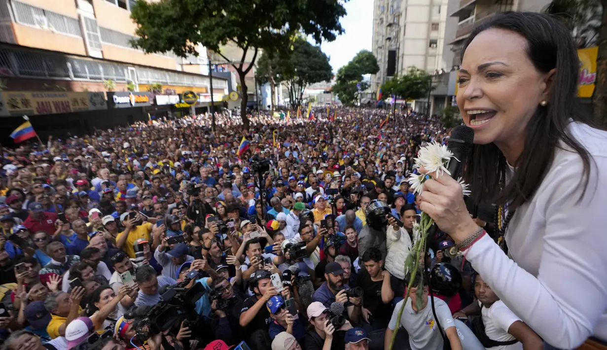 Komite Nobel menuturkan bahwa Maria Corina Machado dinilai pantas menerima penghargaan ini karena dedikasinya yang tak kenal lelah dalam memperjuangkan hak-hak demokratis rakyat Venezuela serta perjuangannya untuk mewujudkan transisi yang adil dan damai. Tampak dalam foto ketika pemimpin oposisi Maria Corina Machado berpidato di hadapan para pendukungnya dalam protes menentang Presiden Nicolas Maduro sehari sebelum pelantikannya untuk masa jabatan ketiga di Caracas, Venezuela, Kamis, 9 Januari 2025. (AP Photo/Matias Delacroix)