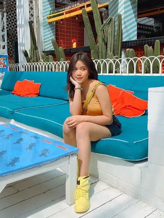 Meski Jodie selalu tampil anggun dengan high heels dan gaun, ternyata gadis 23 tahun ini justru lebih nyaman menggunakan sepatu. Ia juga mengatakan kalau ia adalah pecinta sneakers. Tak heran jika punya banyak sepatu. (Liputan6.com/IG/@brisiajodie96)
