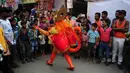 Seorang pria India berpakaian seperti dewa monyet Hanoman memberkati warga setempat saat prosesi festival Jayanti di Allahabad, India (18/10). Festival ini untuk memperingati kelahiran dewa Hindu Hanoman. (AFP Photo/Sanjay Kanojia)