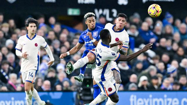 Foto: Melihat Selebrasi Salto Omari Hutchinson, Chelsea Nyesek Dibobol Mantan Pemain