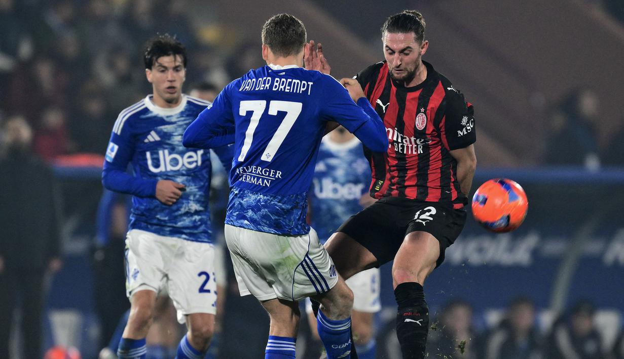 AC Milan sempat tertinggal satu gol pada menit ke-10. Namun, gara-gara aksi Rabiot, Rossoneri mendapatkan penalti menjelang berakhirnya babak pertama. (AFP/Stefano Rellandini)