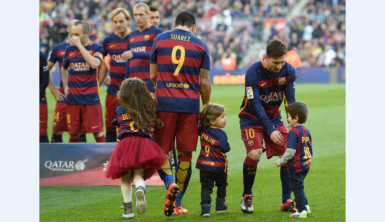 Anak-anak Luis Suarez dan Lionel Messi meramaikan suasana jelang melawan Real Sociedad dalam lanjutan La Liga Spanyol di Stadion Camp Nou, Barcelona, (28/11/2015). (AFP Photo/Lluis Gene)