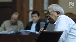 Mantan Menteri Keuangan, Bambang Subianto menyimak pertanyaan pada sidang lanjutan penerbitan SKL terhadap obligor BLBI dengan terdakwa Syafruddin Arsyad Temenggung di Pengadilan Tipikor, Jakarta, Rabu (6/6). (Liputan6.com/Helmi Fithriansyah)