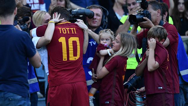 Francesco Totti berpelukan dengan Ilary Blasi