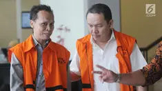 Bupati Halmahera Timur nonaktif Rudi Erawan (kanan) dan pengacara HM Saifudin usai menjalani pemeriksaan di KPK, Jakarta, Jumat (11/5). Rudi Erawan diperiksa terkait suap senilai Rp 6,3 M proyek Kementerian PUPR tahun 2016. (Merdeka.com/Dwi Narwoko)