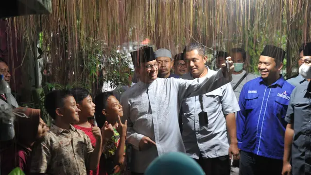 Anies Baswedan saat berziarah ke makam pencetus nama Nahdlatul Ulama (NU), KH Mas Alwi, di Tambakrejo, Simokerto, Surabaya, Sabtu (18/3/2023). (Liputan6.com/Dian Kurniawan)
