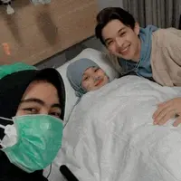 Dinda Hauw dan Rey Mbayang dikaruniai anak pertama berjenis kelamin laki-laki. (Sumber: Instagram/@rey_mbayang)