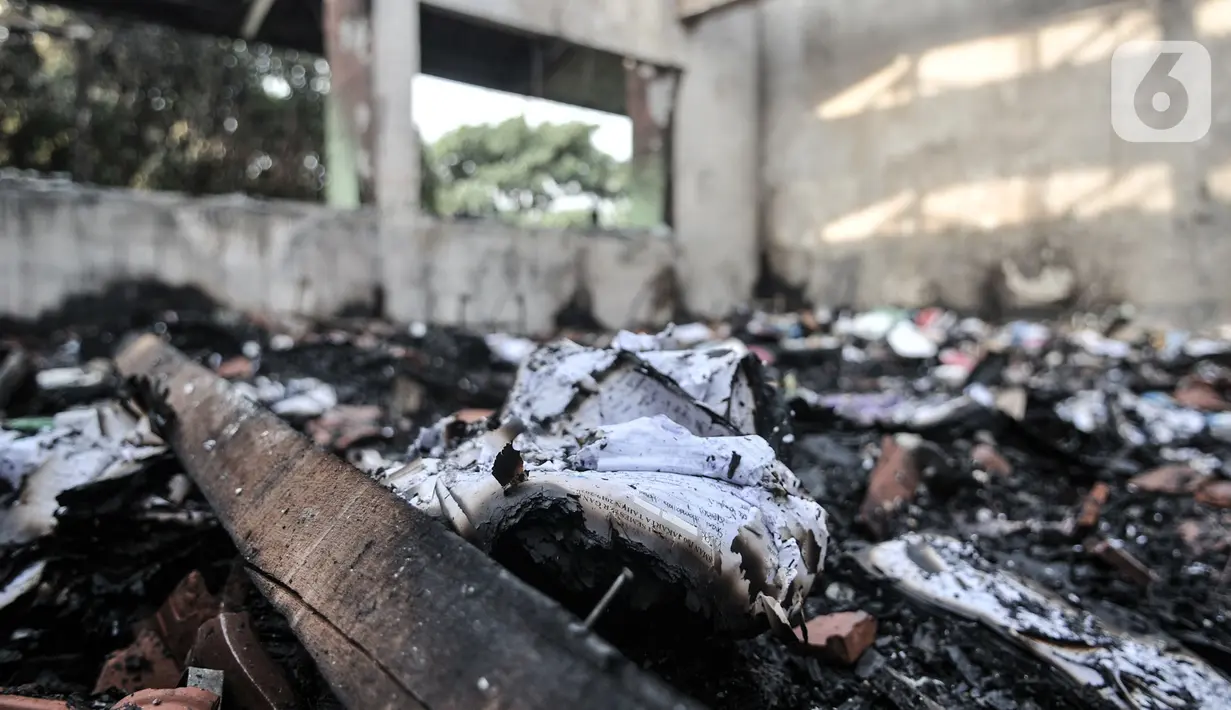 Kondisi buku di ruang perpustakaan usai kebakaran melanda SMA Negeri 100 Jakarta, Rabu (1/7/2020). Kebakaran yang terjadi sekitar pukul 11.00 WIB tersebut diduga akibat korsleting listrik di salah satu ruangan lantai 2 sekolah. (merdeka.com/Iqbal S Nugroho)