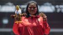 Atlet tolak peluru Indonesia, Suparniyati, tampak gembira usai meraih medali emas Asian Para Games 2018 di SUGBK, Jakarta, Senin (8/10/2018). (Bola.com/Vitalis Yogi Trisna)
