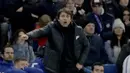 Pelatih Chelsea, Antonio Conte, tampak serius mengamati permainan anak asuhnya saat pertandingan melawan Leicester City pada laga Premier League di Stadion  Stamford Bridge Sabtu (13/1/2018). Kedua tim bermain imbang 0-0. (AP/Matt Dunham)