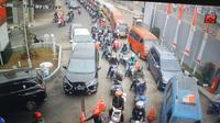 Antrian kendaraan nampak mengular di salah satu SPBU di Garut, Jawa Barat sesaat setelah pemerintah mengumumkan kenaikan harga BBM bersubsidi. (Liputan6.com/Jayadi Supriadin)