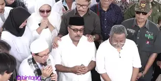 Semenjak sibuk bekarir di dunia politik, Rano Karno tidak tinggal bersama dengan ibunda tercinta. Tetapi, ia mencoba untuk mewujudkan keinginan terakhir sang ibu, yang ingin dimakamkan satu liang lahad dengan almarhum ayah Rano Karno.