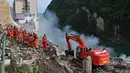 Petugas penyelamat mencari korban selamat di lokasi tanah longsor di Kabupaten Pengshui, Chongqing, Tiongkok, Sabtu, 17 Juli 2026. (AFP/ CNS)