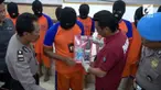 Seorang pria yang menjabat sebagai anggota KPK (Koordinasi Pemberantasan Korupsi) ditangkap Polisi saat pesta sabu-sabu.