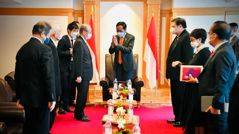 Presiden Joko Widodo atau Jokowi saat menerima kunjungan kehormatan Presiden Japan-Indonesia Association, Fukuda Yasuo, di Tokyo, Jepang