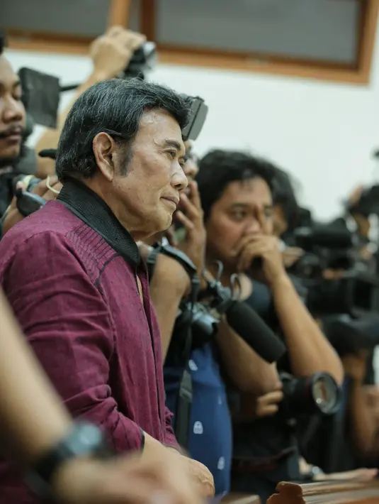 Sang ayah, Rhoma Irama yang juga hadir dalam persidangan putranya terlihat tegang. Raja dangdut itu mulai tersenyum ketika majelis hakim membacakan hingga pada akhirnya di vonis 10 bulan penjara.  (Adrian Putra/Bintang.com)