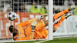 Blunder Heurelho Gomes membuat Cristiano Ronaldo mencetak gol untuk kemenangan 1-0 Real Madrid atas Tottenham Hotspur pada leg kedua perempat final Liga Champions di White Hart Lane, 13 April 2011. Madrid unggul agregat 5-0. AFP PHOTO/JAVIER SORIANO