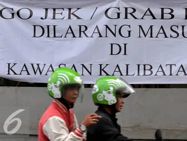Spanduk penolakan ditujukan kepada Go-Jek dan Grab Bike terpasang di kawasan Kalibata City, Jakarta, Rabu (8/7/2015). Sejumlah pengojek regular menolak keberadaan layanan ojek online. (Liputan6.com/JohanTallo)