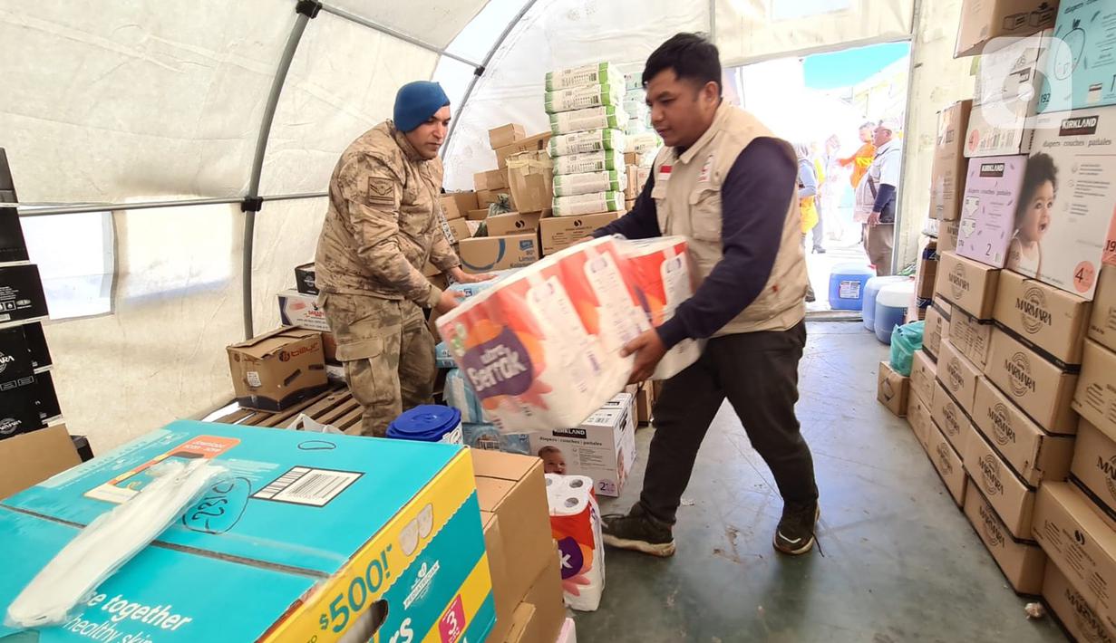 Organisasi Kemanusiaan Bulan Sabit Merah Indonesia atau BSMI mengirimkan bantuan khusus anak dan manula yang tinggal di kem pengungsian gempa Turki, di taman Ataturk, Kahramanmares, Turki, Selasa (21/2/2023). Bantuan ketiga ini disalurkan setelah melihat kondisi pengungsian di Taman Ataturk dimana terdapat mayoritas anak dan manula. (Liputan6.com/Andry Haryanto)