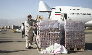 Petugas bersiap memasukkan boks berisi makanan dan suplai medis ke dalam pesawat di Bandara Internasional Mehrabad di Teheran, 5 Agustus 2020. Iran sudah mulai mengirimkan makanan, obat-obatan dan peralatan medis ke Lebanon pascaledakan yang mengguncang pelabuhan di Beirut. (Xinhua/Ahmad Halabisaz)