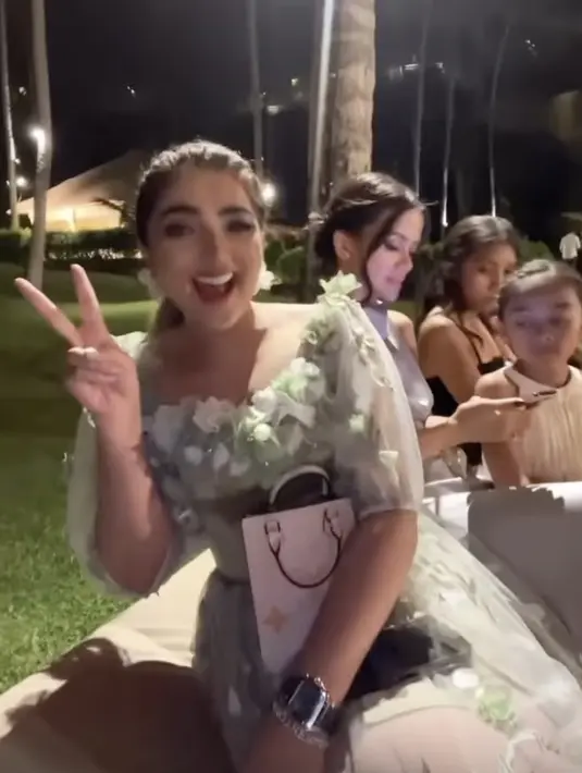 Banyak netizen yang menganggap penampilan Ashanty menyaingi gaun pengantin yang dikenakan oleh sang pengantin Bunga Citra Lestari. Netizen mengaku bingung melihat siapa pengantinnya, lantaran saking menonjol gaya berbusana Ashanty. Meski begitu, ia tetap percaya diri dan bersikap elegan. (Liputan6.com/IG/@ashanty_ash)