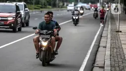 Pengendara sepeda motor melintas di Jalan Thamrin, Jakarta, Selasa (17/5/2022). Presiden Joko Widodo atau Jokowi mengumumkan kebijakan pelonggaran penggunaan masker karena situasi pandemi COVID-19 di Indonesia sudah menunjukkan perbaikan. (Liputan6.com/Faizal Fanani)