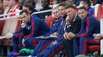 Pelatih Manchester United Louis van Gaal dan Asistennya terlihat murung saat Manchester United kebobolan menit awal Oleh Arsenal di Emirates Stadium, Minggu (04/10/2015). Arsenal menang 3-0 atas MU. (Action Images via Reuters / Carl Recine) 