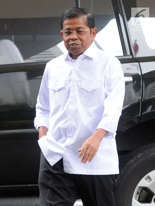 Menteri Sosial, Idrus Marham tiba di Gedung KPK untuk menjalani pemeriksaan, Jakarta, Kamis (26/7). Idrus akan diperiksa dalam kapasitasnya sebagai Sekretaris Jenderal Partai Golkar terkait kasus dugaan suap PLTU Riau-1. (Merdeka.com/Dwi Narwoko)