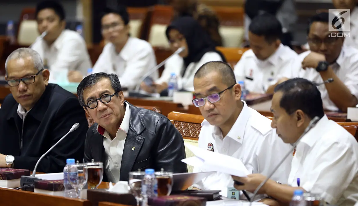 Menkumham Yasonna Laoly (dua kiri) menyampaikan pandangan pemerintah terkait amnesti untuk Baiq Nuril kepada Komisi III DPR di Gedung Nusantara II, Jakarta, (24/7/2019). DPR setuju Presiden Joko Widodo atau Jokowi memberikan amnesti kepada Baiq Nuril. (Liputan6.com/JohanTallo)