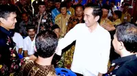 Hari kedua Lebaran, Presiden Joko Widodo bernostalgia di Desa Kragan, Kebupaten Karanganyar, Jawa Tengah, tempat kelahiran almarhum ayahnya.