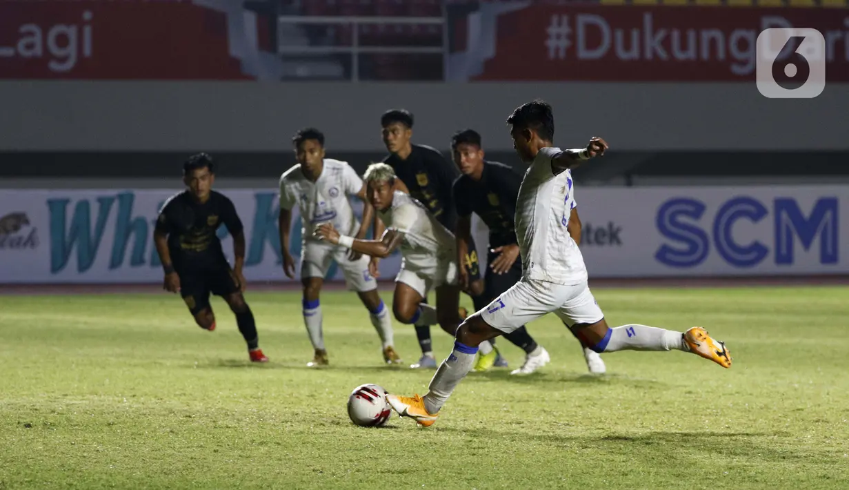 Pemain Arema FC Dedik Setiawan (kanan) berhasil menjebol gawang PSIS Semarang dari titik penalti dalam pertandingan babak penyisihan Grup A Piala Menpora 2021 di Stadion Manahan, Solo, Selasa (30/3/2021). Arema FC kalah 2-3. (Bola.com/Ikhwan Yanuar)