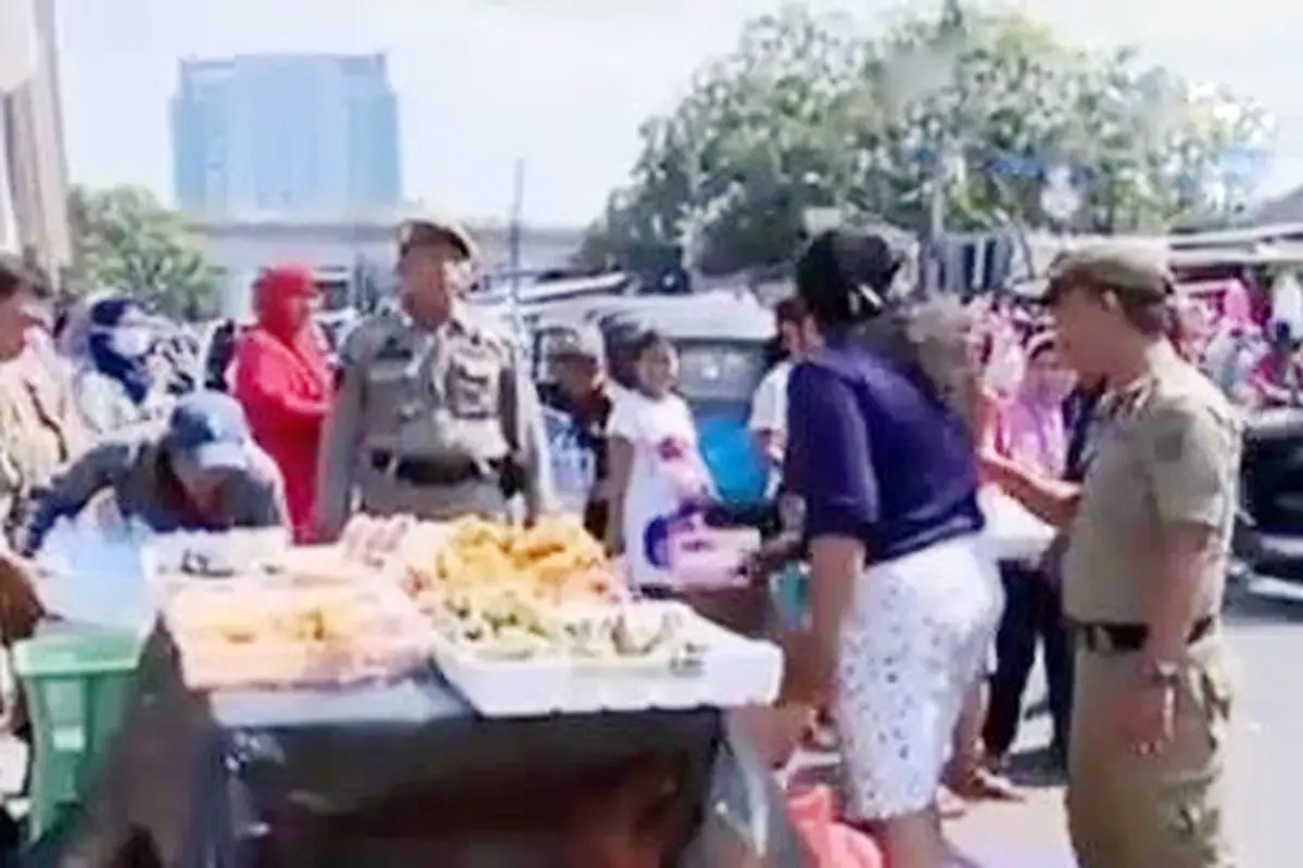Warna-Warni Satpol PP dan PKL di Pasar Tanah Abang