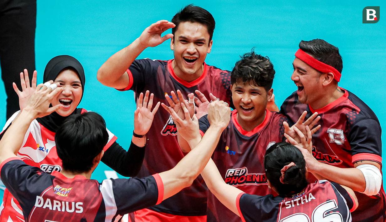 Pemain Red Phoenix, Jirayut Afisan, merayakan kemenangan bersama rekannya saat menaklukkan Pink Dragon pada laga bertajuk Fun Volley Ball di Indonesia Arena, Jakarta, Sabtu (20/4/2024). (Bola.com/Bagaskara Lazuardi)