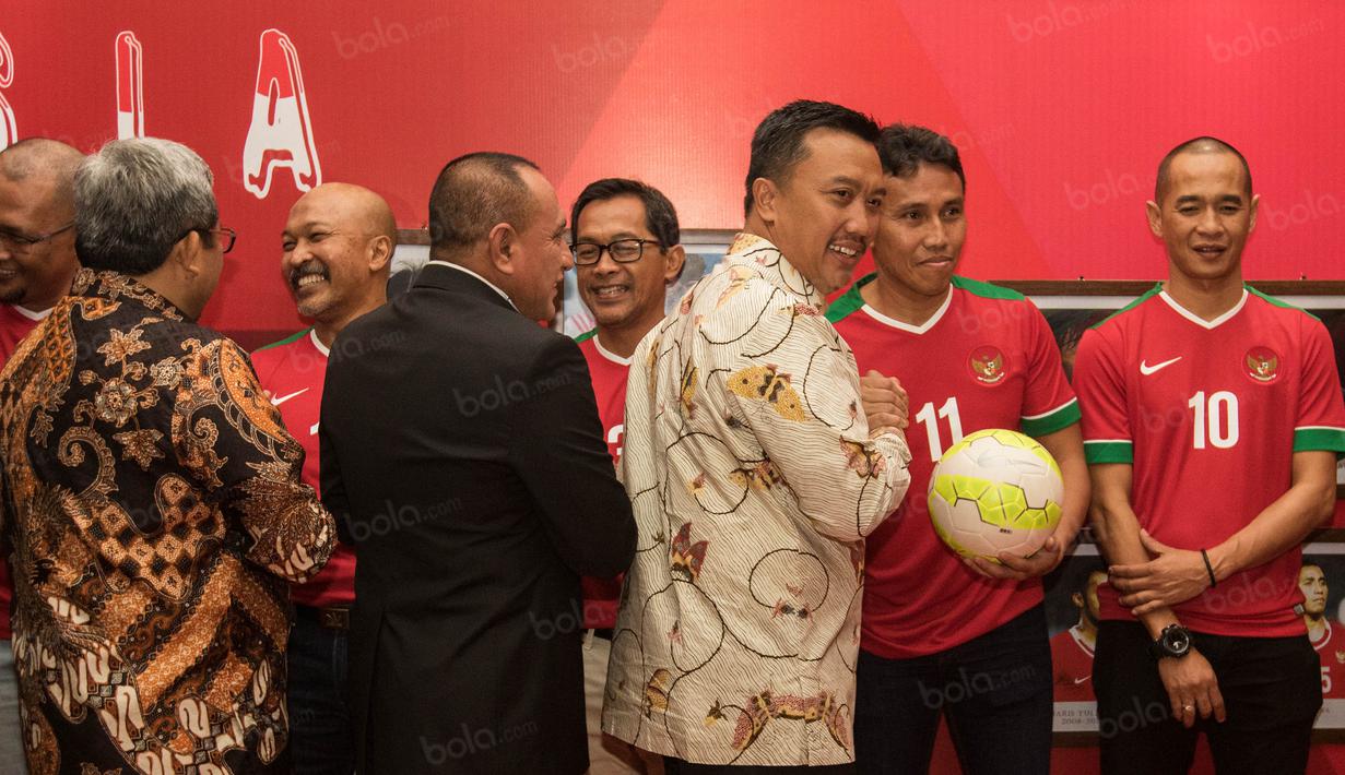 Ketua Umum PSSI, Edy Rahmayadi dan Mepora, Imam Nahrawi memberikan penghargaan kepada Legenda  Sepak bola Indonesia pada Kongres Tahunan PSSI 2017 di Bandung, (8/1/2017). (Bola.com/Vitalis Yogi Trisna)