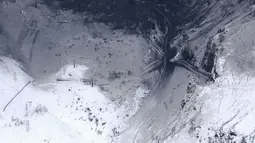 Letusan Gunung Kusatsu-Shirane mengakibatkan abu vulkanik menutupi lereng sebuah resor ski di Kusatsu, Prefektur Gunma, Jepang, Selasa (23/1). Sebanyak 12 pemain ski terluka terkena bebatuan yang terlontar akibat letusan. (Suo Takekuma/Kyodo via AP)