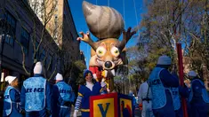 Balon raksasa Tupai Ice Age saat memeriahkan parade Hari Thanksgiving di Manhattan, New York, AS (23/11). Peringatan 'Thanksgiving' merupakan Hari Pengucapan Syukur di akhir musim panen. (AP Photo / Craig Ruttle)