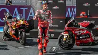 Pembalap Ducati Lenovo, Marc Marquez, berhasil meraih podium juara pada sprint race MotoGP Hungaria di Sirkuit Balaton Park, Balatonfokajar, Sabtu (06/06/2026) malam WIB. (AFP/FERENC ISZA)