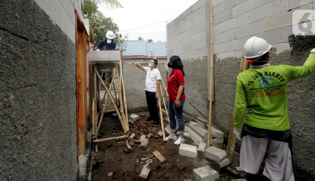 Pekerja merenovasi rumah dalam program Desa Maju Prudential di Desa Mauk, Kabupaten Tangerang Kamis (28/10/2021). Program yang berkolaborasi dengan Habitat for Humanity Indonesia merenovasi 60 untuk lansia, keluarga prasejahtera dan penyandang disabilitas. (Liputan6.com/HO/Prudential)