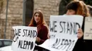 Sejumlah Warga Israel menggelar unjuk rasa di depan kediaman Perdana Menteri Israel, Benjamin Netanyahu di Yerusalem, Jumat (16/12). Mereka mengaku prihatin dengan warga Aleppo di Suriah. (REUTERS / Baz Ratner)