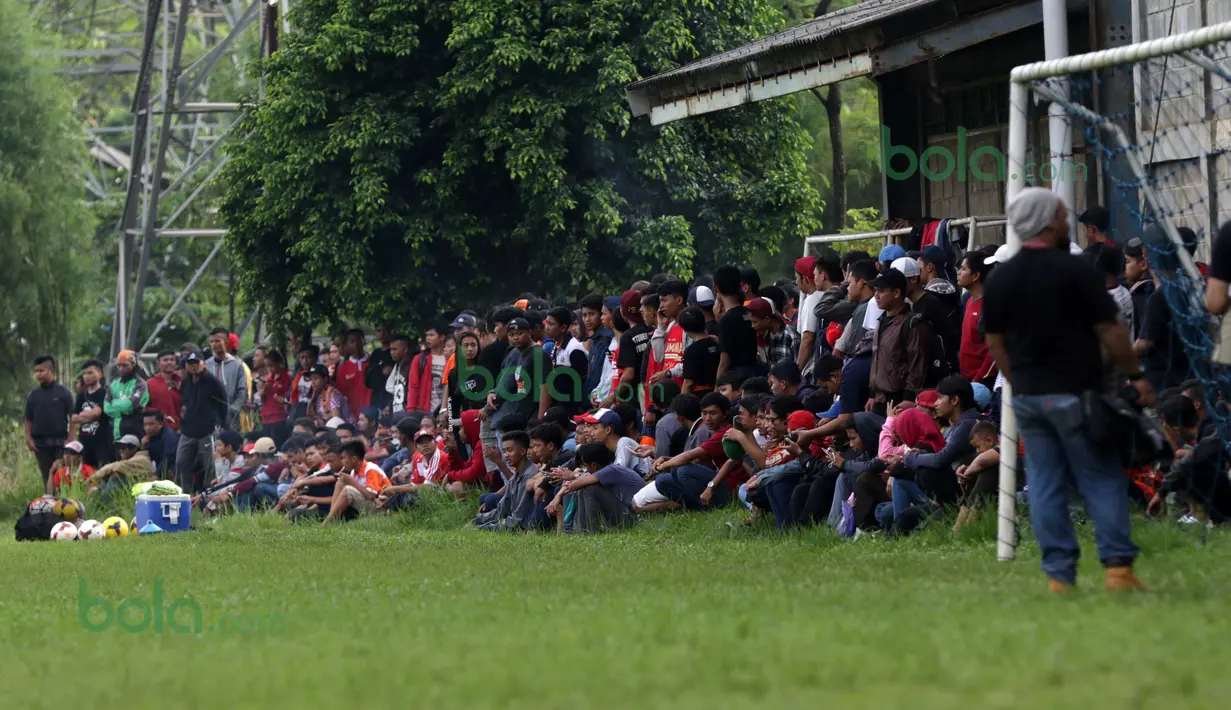 Ratusan Suporter The Jack hadir menyaksikan Timnya berlatih di Lapangan Youth Training Center, Sawanngan, Depok, Rabu (17/2/2016). (Bola.com/Nicklas Hanoatubun)