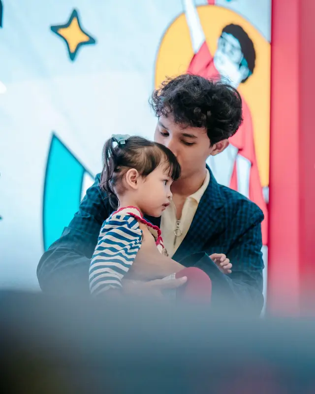 Kehangatan Kakak & Adik Meski Beda Usia Jauh